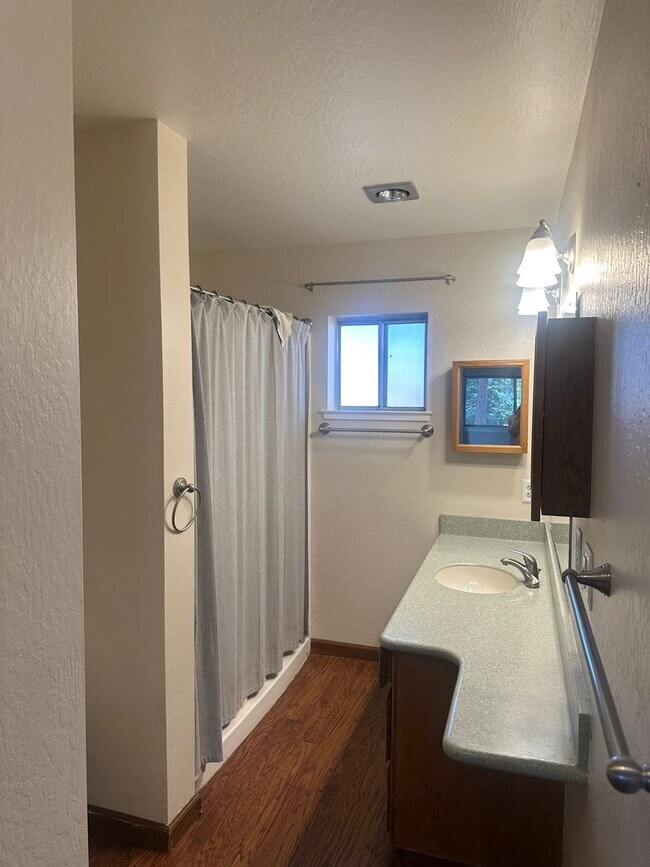 Building Photo - Gorgeous Confidence Home!!