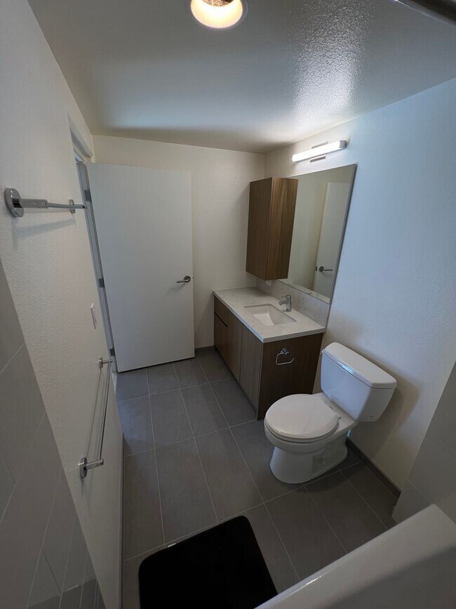 Building Photo - ** 2 BEDROOM 2 BATH** 2 covered PARKING, O...