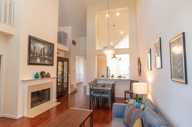 Building Photo - Light & Bright Top Floor Condo Near Apple ...