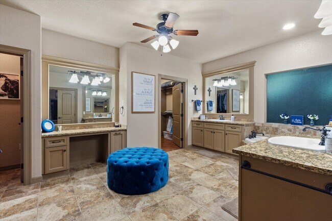 Building Photo - 785 Lake Forest