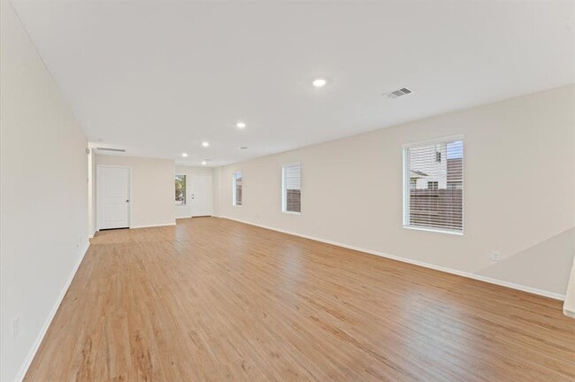 Building Photo - 347 Riverwood Village Ln