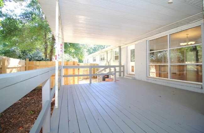 Building Photo - Northeast Pensacola Home- Entertainers Dre...