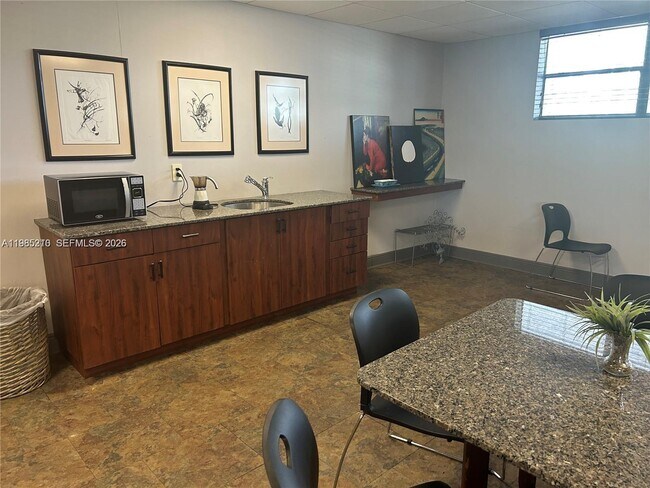 Building Photo - 400 Leslie Dr