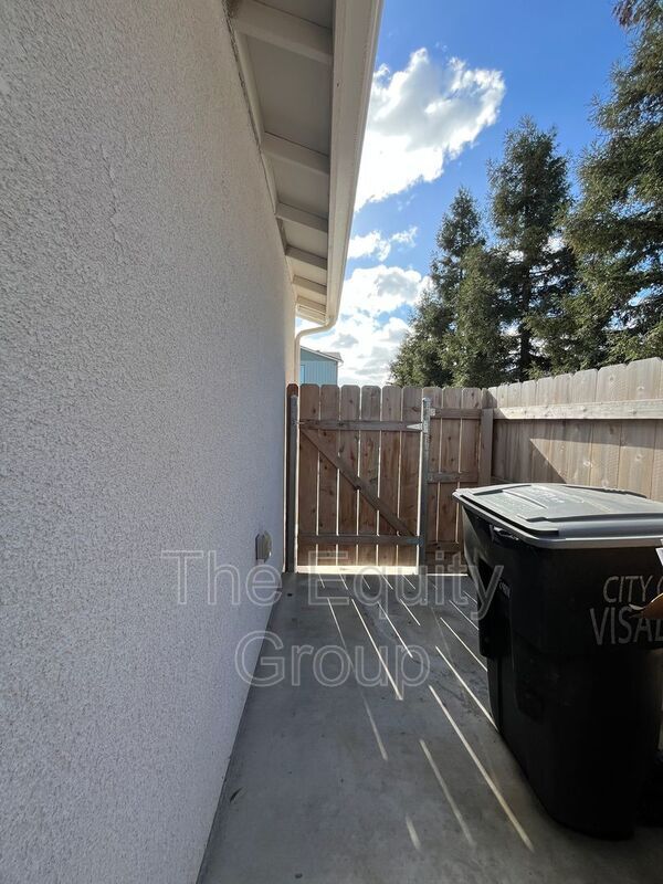 Building Photo - 405 S Summit St