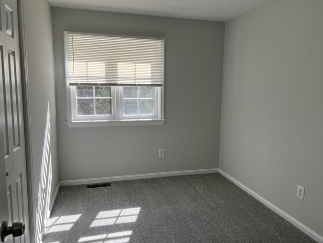 Building Photo - Well Appointed  and Updated Townhome in Downtown Bethesda