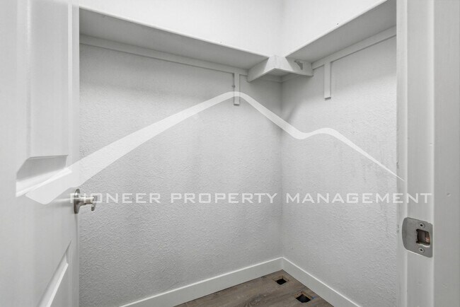 Building Photo - Gorgeous Condo with Washer/Dryer and Central AC