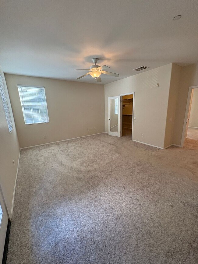 Building Photo - Spacious Townhome in Ventura!