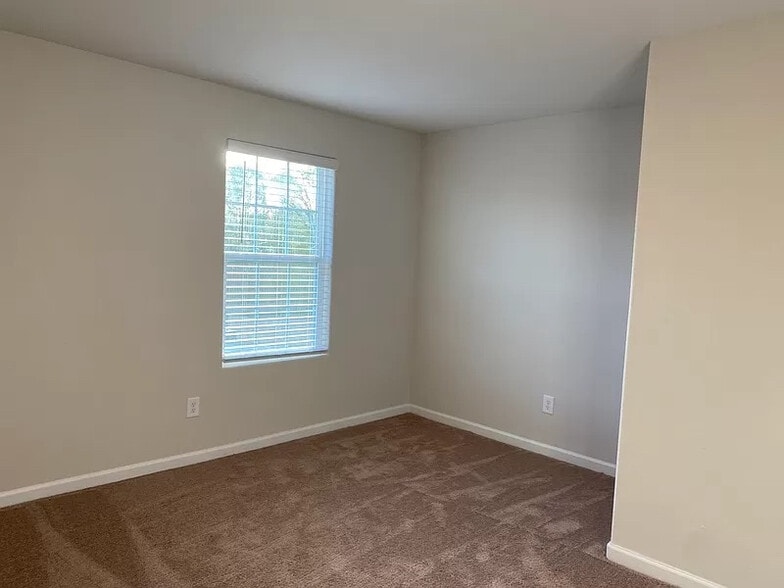 Building Photo - Room in Single Family Home on Fallen Tree Dr