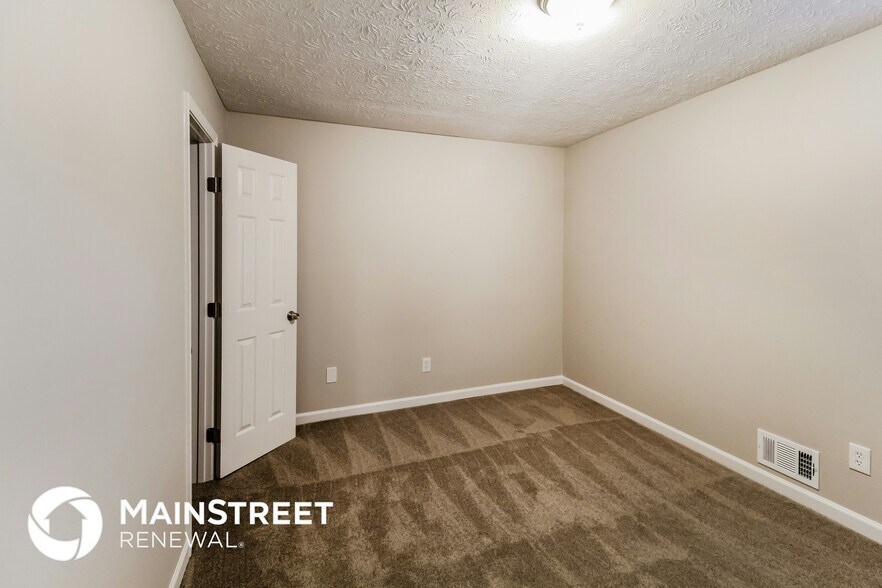 Building Photo - 635 Lakeridge Cir SE