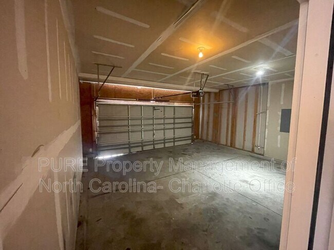Building Photo - 705 Weeping Willow Dr