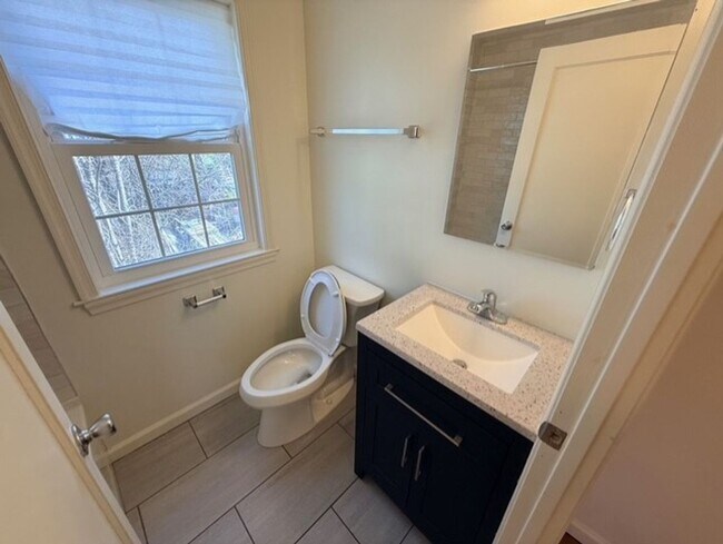 Building Photo - House on Centre Lane!