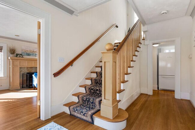 Building Photo - 1005 E Roy St