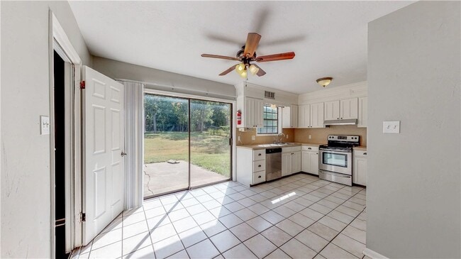 Building Photo - 1304 Merry Oaks Dr