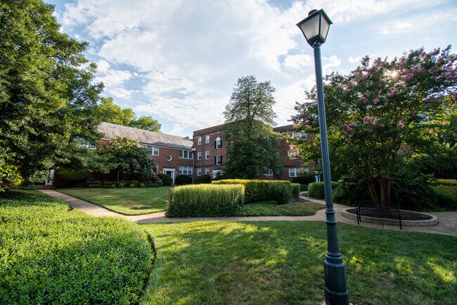 Building Photo - 1806 W Abingdon Dr