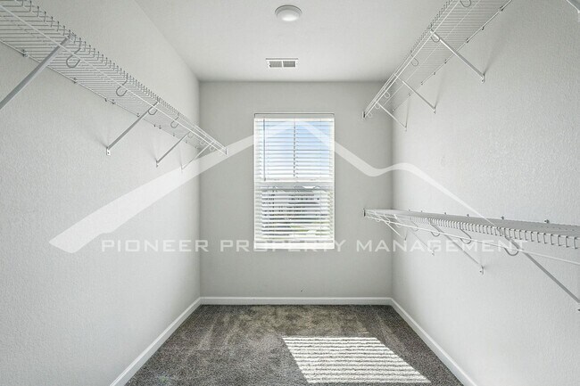 Building Photo - Spacious Home with 2-Car Garage and Centra...