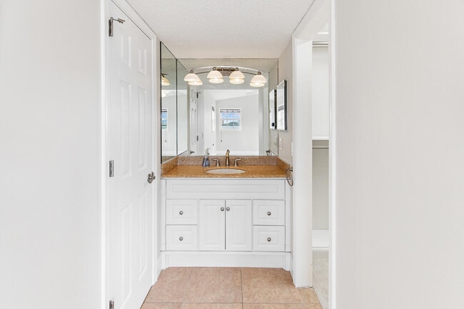 Building Photo - 1060 Lake Shore Dr