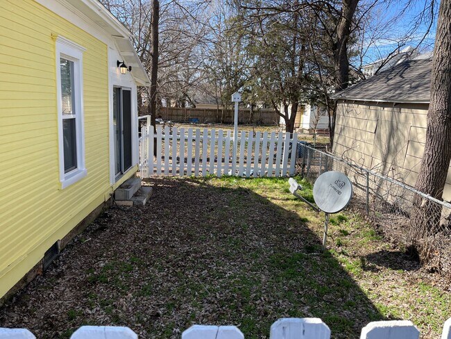 Building Photo - ADORABLE 3 BEDROOM HOUSE- FENCED BACK YARD