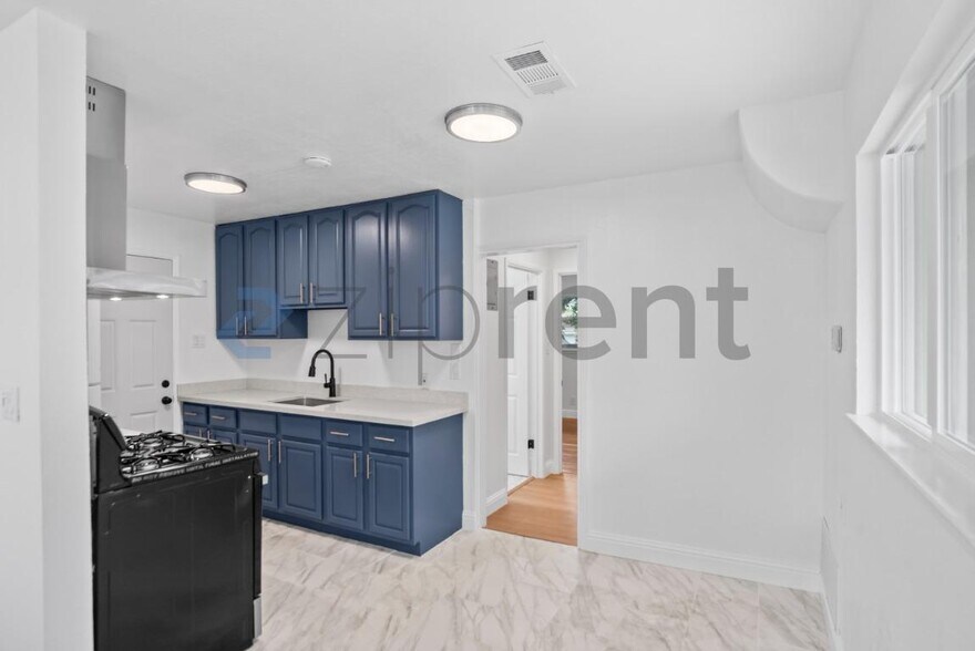 Building Photo - Unit