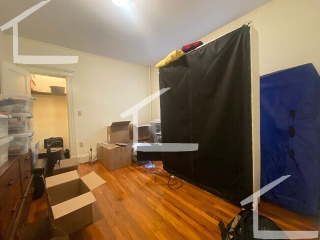 Building Photo - No Brokers Fee, No Security Deposit, centr...