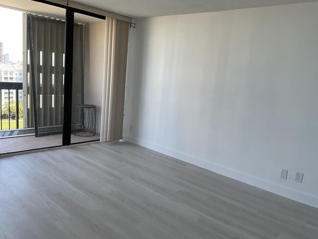 Building Photo - 2425 Presidential Way