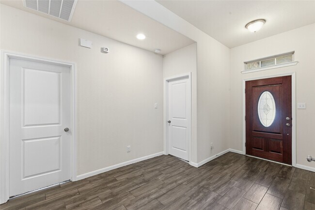 Building Photo - 3418 Delta Dr