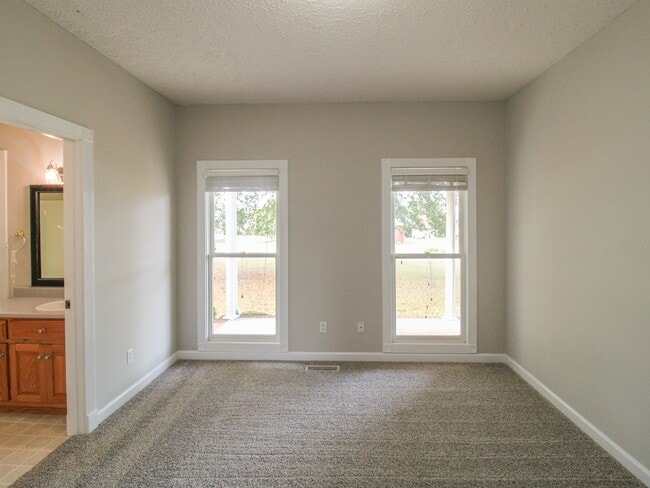 Building Photo - Spacious home!