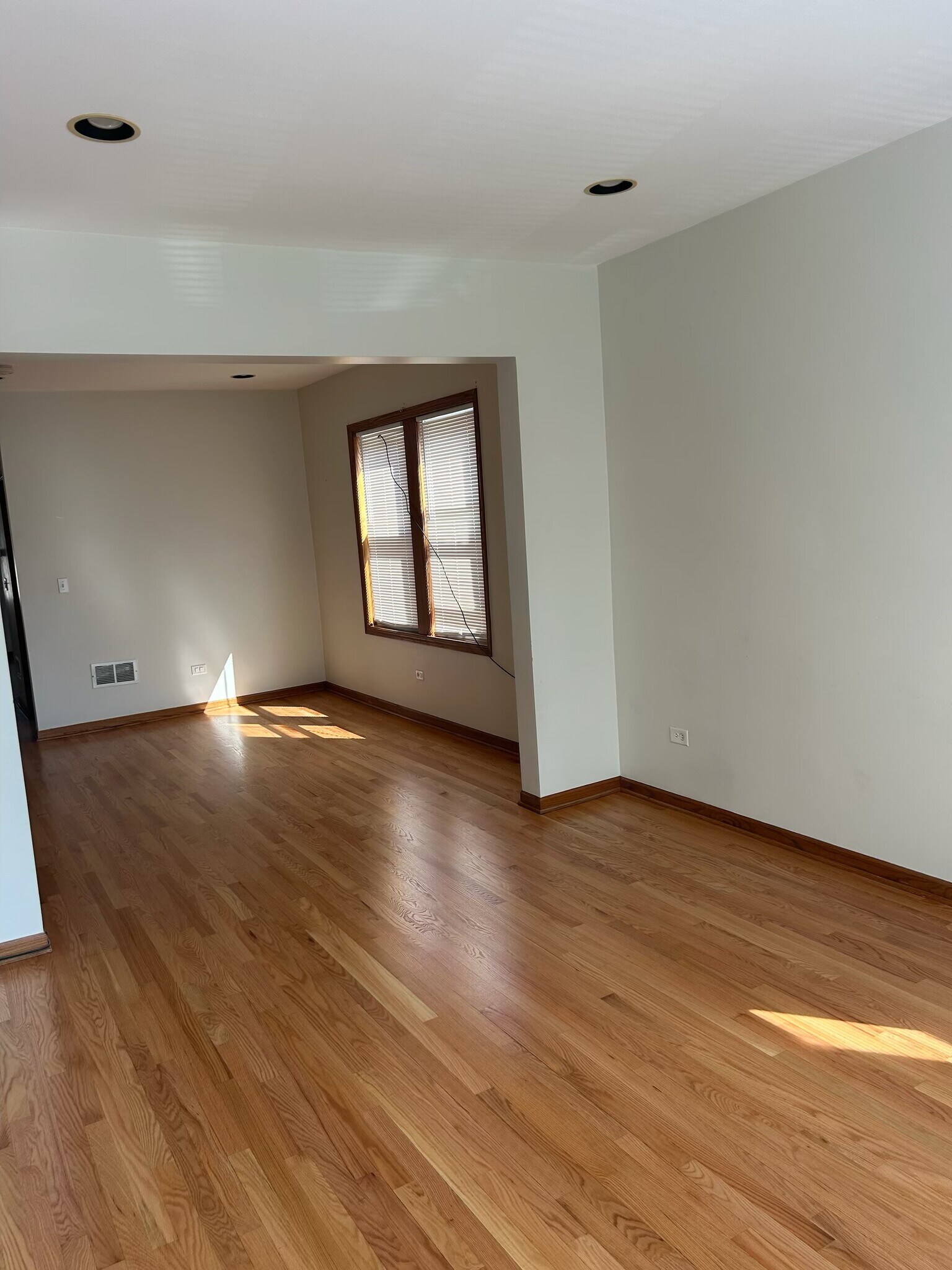 Building Photo - 2423 N Lotus Ave