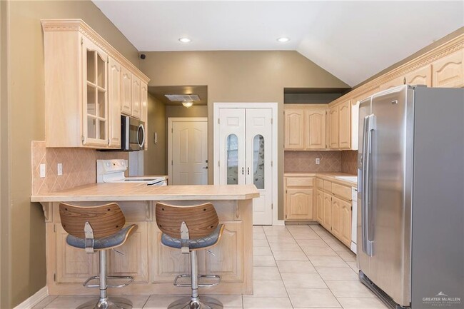 Building Photo - 33-25 1/2 E St