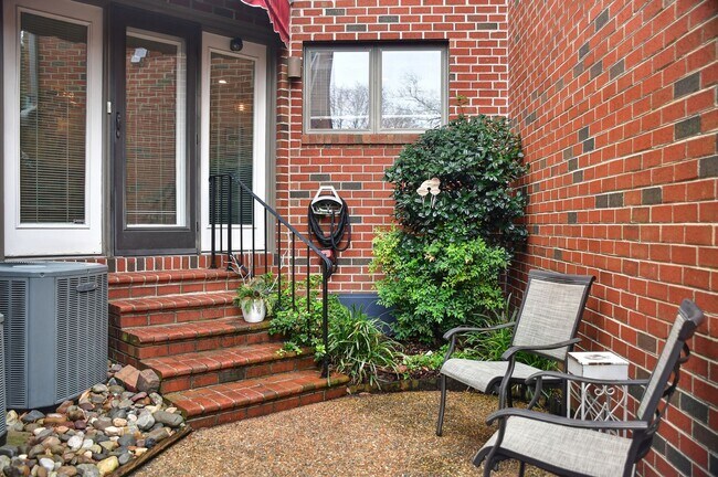 Building Photo - Spacious Condo in Ghent Square!