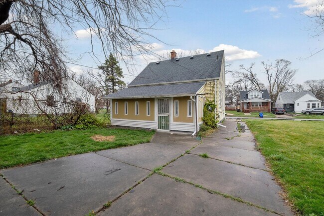 Building Photo - West Side - 3 Bedroom Bungalow
