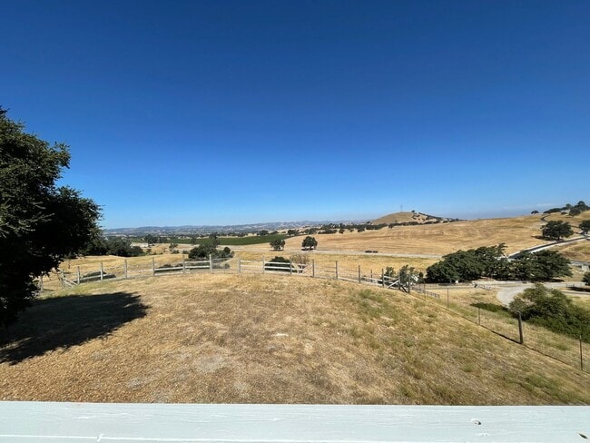 Building Photo - Country Living Meets Livestock-Friendly Co...