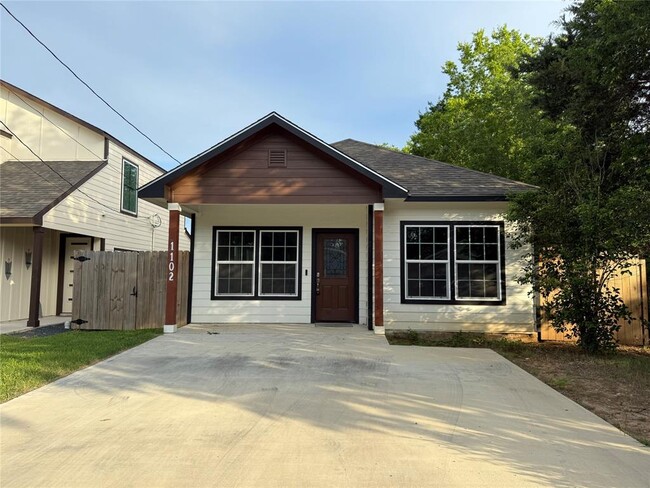 Primary Photo - 1102 4th St