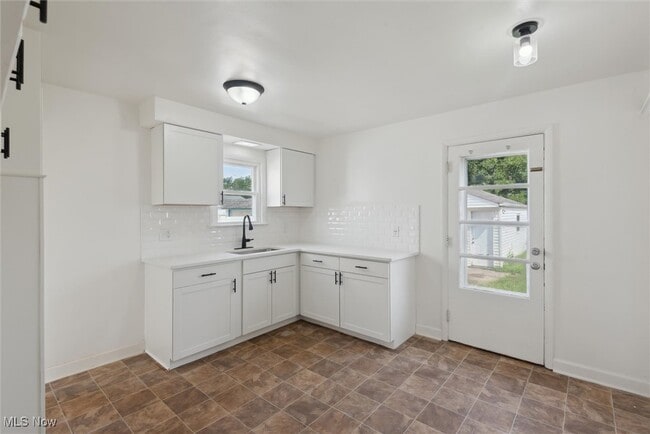 Building Photo - 13849 Shady Oak Blvd