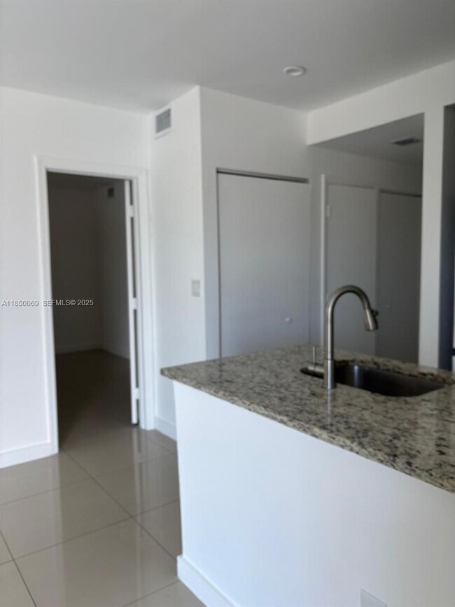 Building Photo - 423 E 27th St