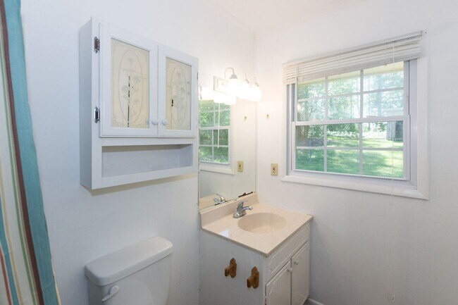 Building Photo - COMING SOON - 3 Bedroom 2 Bathroom Open Floorplan