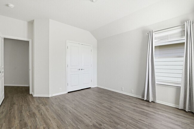 Building Photo - BEAUTIFUL 5 BEDROOM AND 3 BATH!!