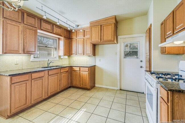 Building Photo - 603 Westmoreland Dr