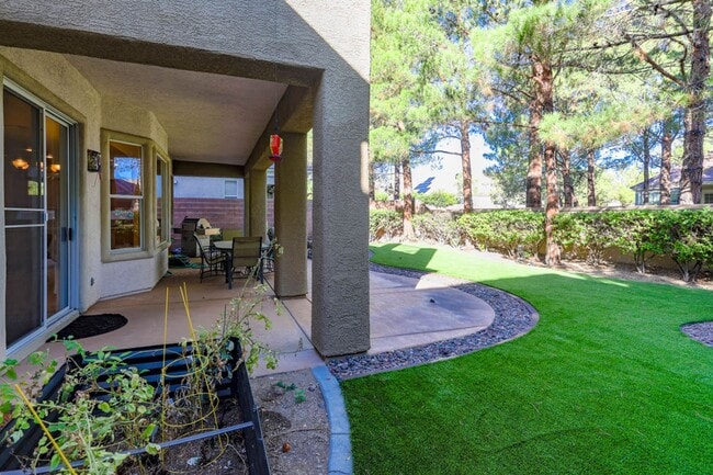 Building Photo - 4 Bedroom, Queens Ridge Guard Gated Commun...