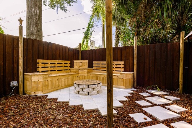 Building Photo - 14 Oakwood Park