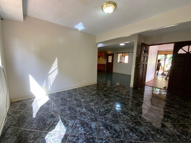 Building Photo - T1171