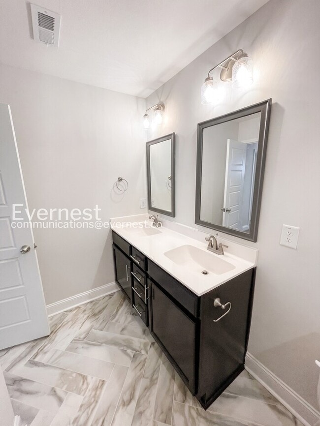 Building Photo - 215 King Rd