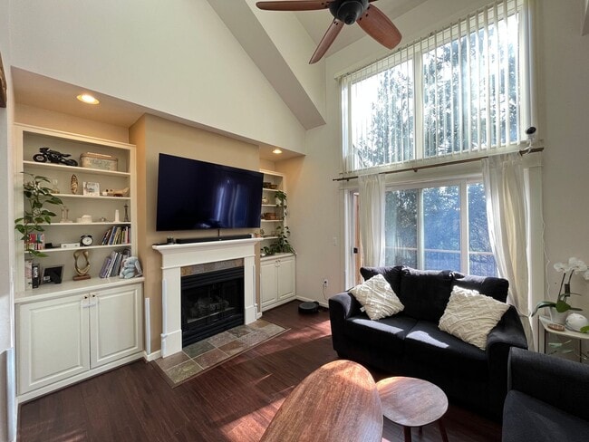 Building Photo - Incredible Forrest Park Townhome!! 2 bedroom, 2 bath, HUGE attached Garage!