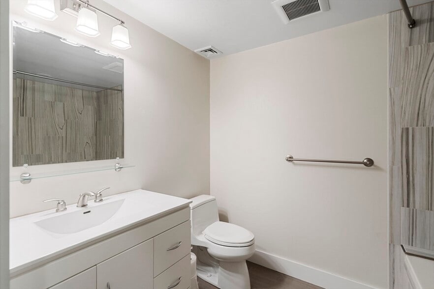 Building Photo - 132 Boylston St