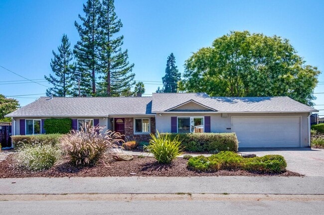 Building Photo - Beautiful 4 bedroom, 3 bath in desirable C...