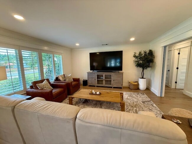 Building Photo - 1833 Pandora Dr
