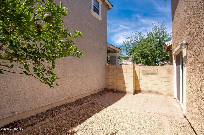 Building Photo - 1552 S Roadrunner Dr