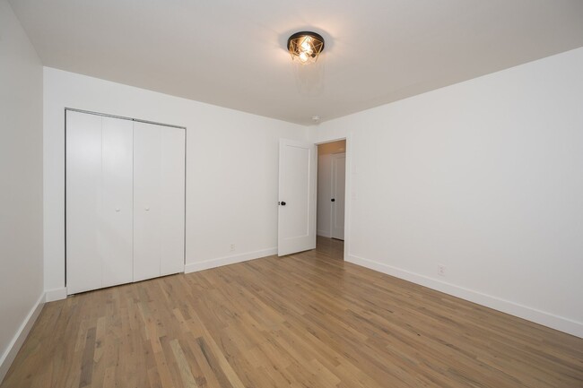 Building Photo - **ABSOLUTELY STUNNING TOP-TO-BOTTOM RENOVA...