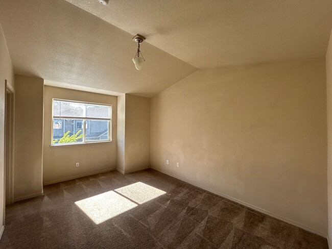 Building Photo - 3 Bedroom Townhouse in The Pines at Pilot ...