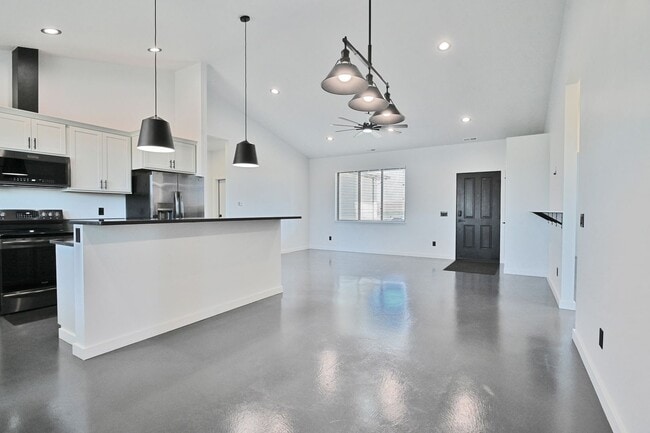 Building Photo - 1495 Oxbow Dr