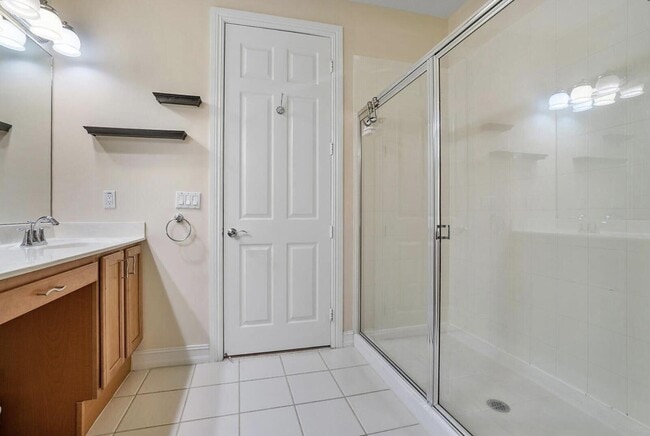 Building Photo - 111 SW 2nd Ave